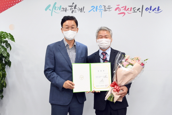 박현규 대표이사(오른쪽)가 이민근 안산시장로부터 임용장을 수여받고 있다.