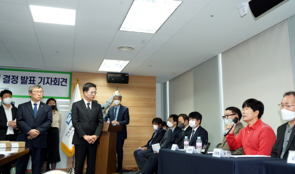정근식 위원장과 김동연 도지사가 피해자들의 의견을 듣고 있다.