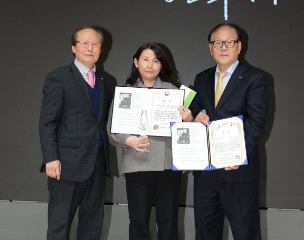 홍선영 감독(가운데)이 대상을 수상했다. 