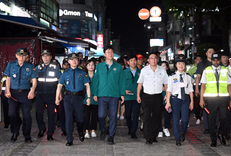 경기남부경찰청과 안산시가 사후 범죄피해 예방에 총력을 기울이고 있는 가운데 다문화마을특구에서 합동순찰 활동을 펼쳤다.