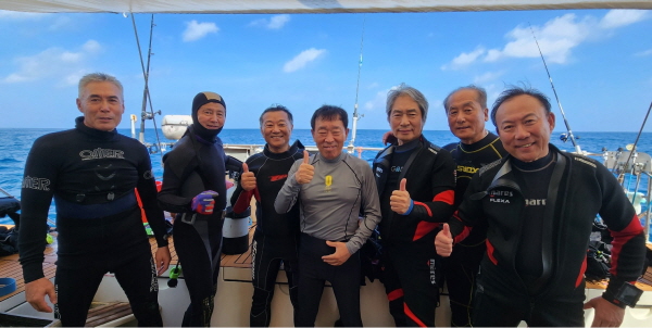 수중 탐사에는 여러 명의 자원봉사 협력자가 필요하며, 탐사마다 매번 자원봉사자가 여러 명이 있었고, 이번 미야코지마 탐사에서는 여섯 명의 다이버가 동참했다.