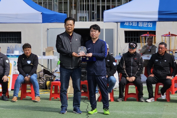김정택 대표(왼쪽)가 원곡중학교총동문회 심영배 회장으로부터 감사패를 수상했다.