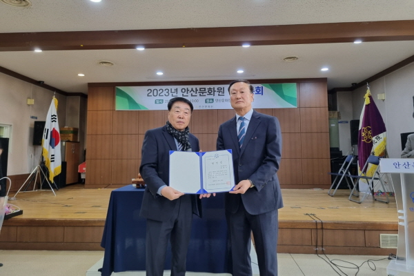 김홍락 선거관리위원장이 민화식 당선인(오른쪽)에게 당선증을 전달하고 있다.