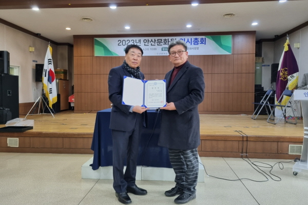 김홍락 위원장이 박종만 당선인(오른쪽)에게 당선증을 전달하고 있다.