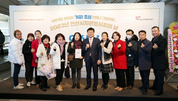 윤영중 이사장과 자원봉사자들.