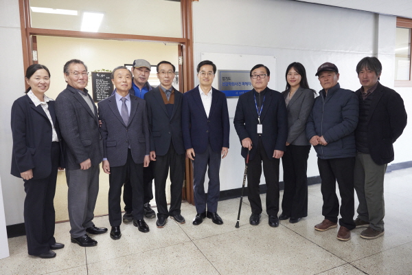 김동연 경기도지사가 선감학원피해지원센터를 찾아 피해가족들을 만났다.