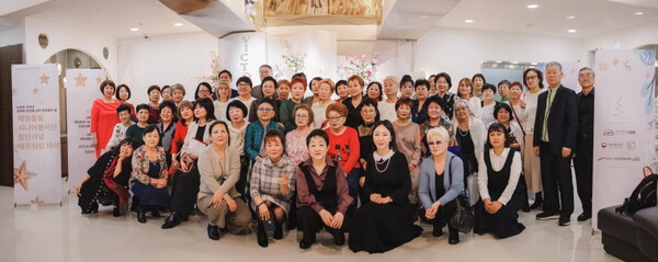 재한동포 시니어봉사단 은빛나래 회원들이 창단식이 끝난 후 기념사진을 촬영했다.