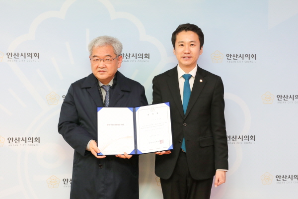 송바우나 의장(오른쪽)이 의회 입법고문으로 박기영 국회의정연수원 교수를 위촉했다.