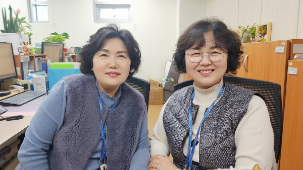 단원보건소 소속 이선옥(왼쪽), 황혜성(오른쪽) 간호사가 경로당에 떡을 먹다 기도에 걸린 어르신을 구해 귀감이 되고 있다.