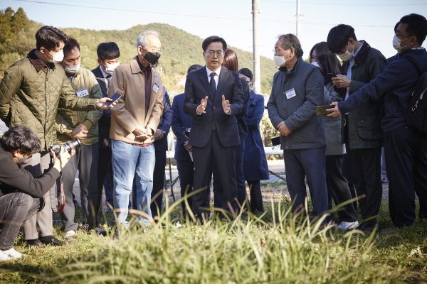김동연 도지사가 선감학원 희생자 묘역을 찾아 헌화한 뒤 관계자들과 얘기하고 있다.