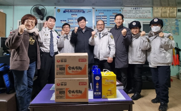 김성수 선부3동장이 자율방범대를 찾아 물품을 전달하고 대원들을 격려했다.