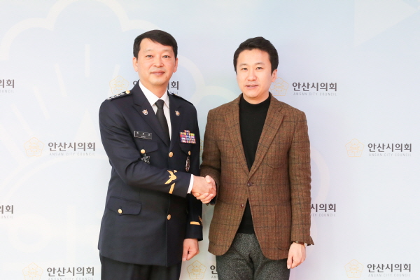 안산시의회 송바우나 의장(오른쪽)이 16일 의장실에서 평택해양경찰서 최진모 서장을 만났다.