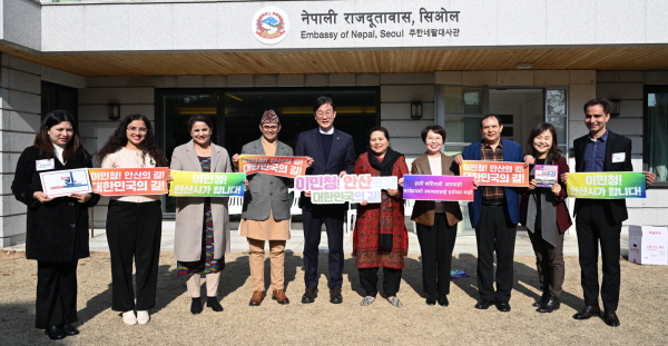 이민근 안산시장이 이민청 유치에 공감을 표한 네팔, 캄보디아, 인도네시아 등 3개국 대사를 찾아가 협력을 촉구하고 네팔 대사관 앞에서 기념사진을 촬영했다.