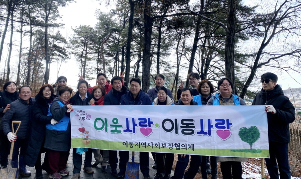 양진영 예비후보가 이동 나무심기 행사에 참석해 회원들과 기념사진을 촬영했다. 