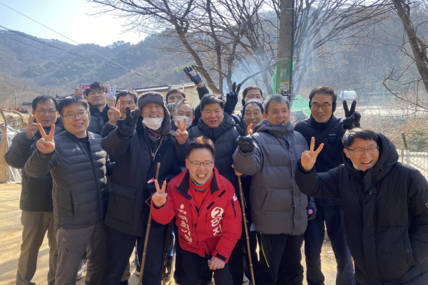양진영 예비후보가 산악회 시산제에 참석해 회원들과 기념사진을 촬영했다.