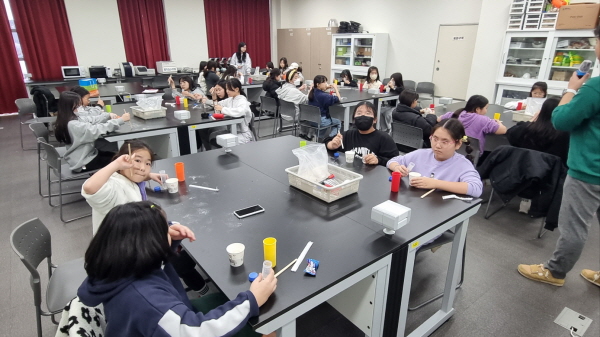 단원청소년수련관이 청소년방과후아카데미 '아띠' 오감테라피 과학캠프를 개최했다.