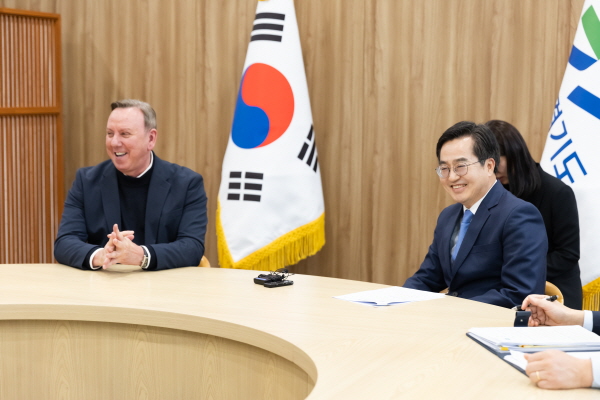 김동연 지사(오른쪽)가 이클레이 사무총장과 만나 기후위기 대응 협력방안을 논의했다.