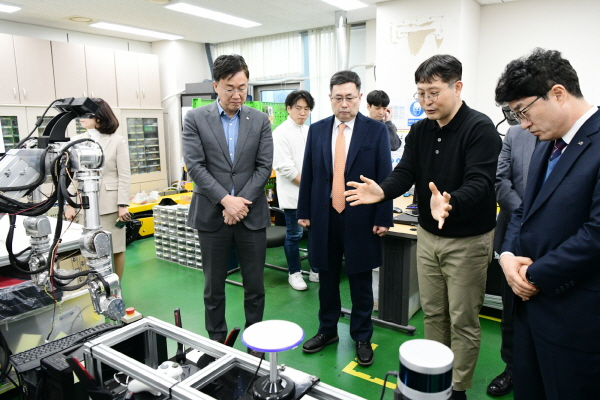 이민근 안산시장이 인간중심생산기술연구소 인간중심 로봇 연구부문 실험실 현장을 견학했다.