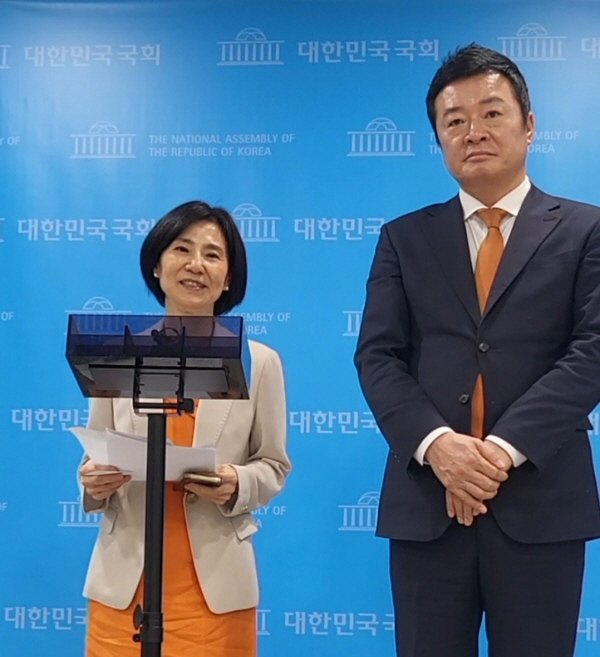 이혜숙 예비후보(왼쪽)가 개혁신당에 입당했다,