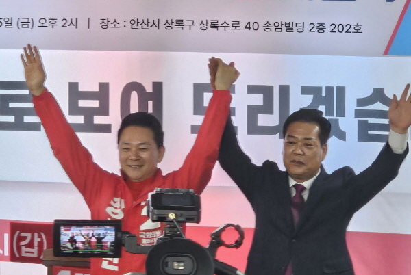 김정택 전 예비후보(오른쪽)가 선거사무소 개소식에서 장성민 후보 지지를 선언하고 있다.