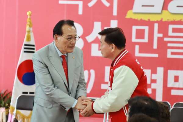 김호일 회장(왼쪽)이 김명연 후보 선거사무소를 찾아 노인회의 정책제안을 전달했다.